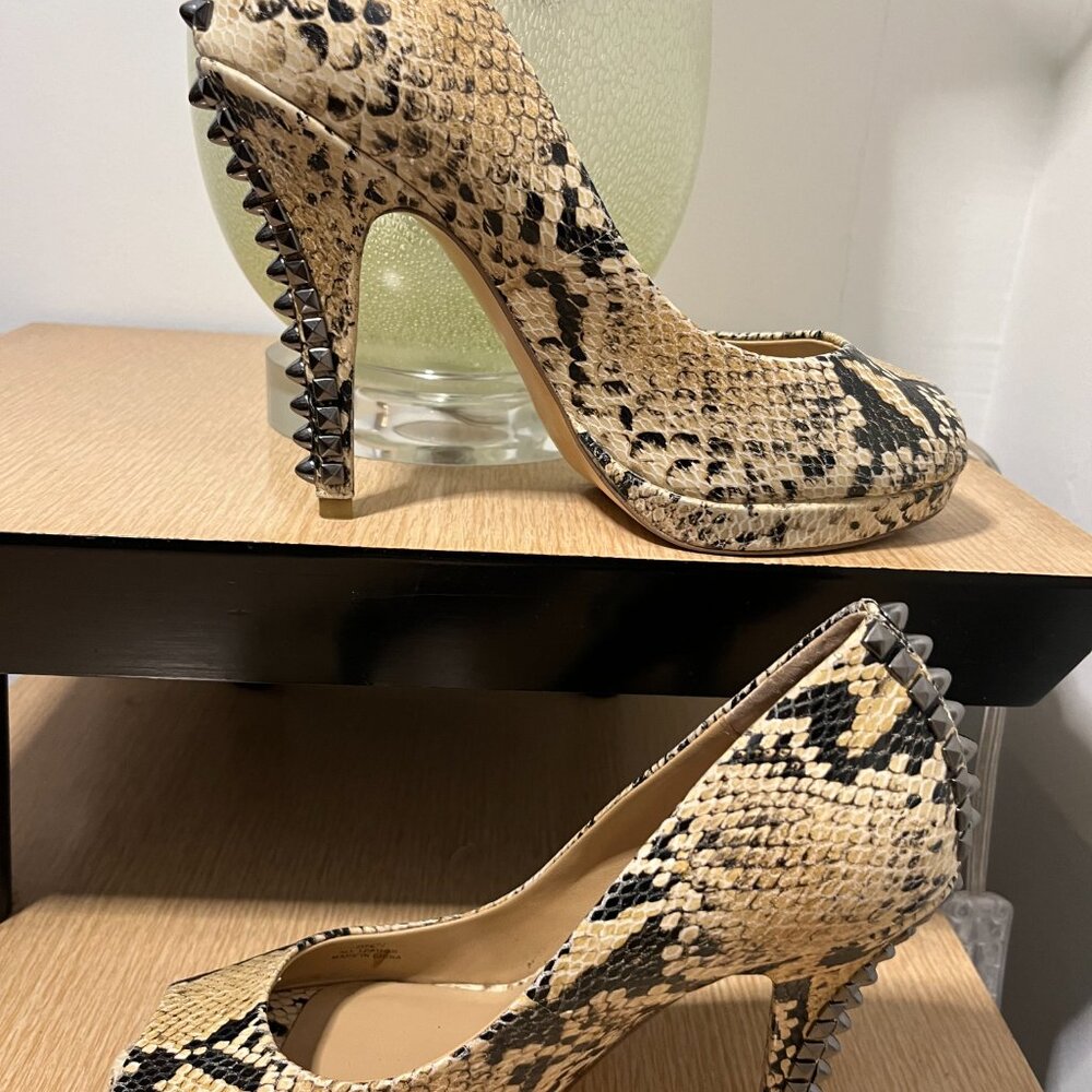 EUC BCBG Maxazria Dree1 Studded Snake Embossed Peep Toe Sashay Heels (7) - Picture 3 of 6